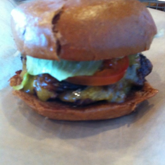 5/19/2012에 KIrby B.님이 Juicy Burgers &amp; Dogs에서 찍은 사진