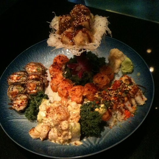 รูปภาพถ่ายที่ Blu Sushi โดย Tracy L. เมื่อ 7/17/2012