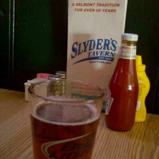 รูปภาพถ่ายที่ Slyder&#39;s Tavern โดย Jake L. เมื่อ 2/25/2012