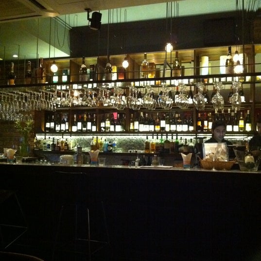 Foto diambil di Mezze Bar &amp; Bistro oleh Vincent T. pada 1/17/2011