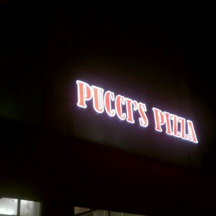 Снимок сделан в Pucci&#39;s Pizza пользователем Tomas P. 12/28/2011