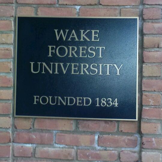 รูปภาพถ่ายที่ Wake Forest University โดย Nia C. เมื่อ 5/21/2012