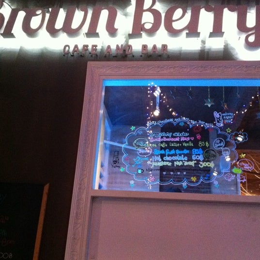 Photo taken at Brown Berry Cafe &amp; Workspace (บราวน์เบอร์รี่) by Grafy R. on 1/13/2011