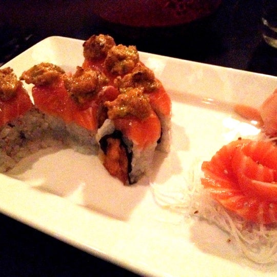 12/19/2011 tarihinde Sharonziyaretçi tarafından Seadog Sushi Bar'de çekilen fotoğraf