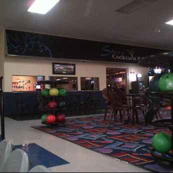 Снимок сделан в Whitestone Lanes Bowling Centers пользователем Tenicia D. 9/25/2011