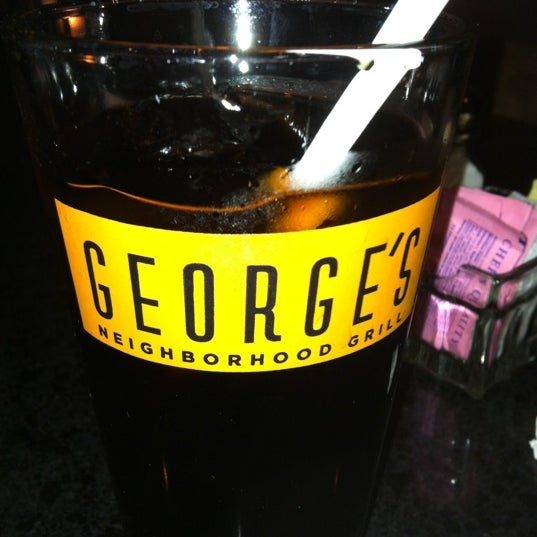 Photo prise au George&#39;s Neighborhood Grill par Jason F. le4/27/2012