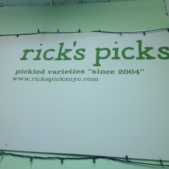 Foto scattata a Rick&#39;s Picks da Raj G. il 3/1/2012