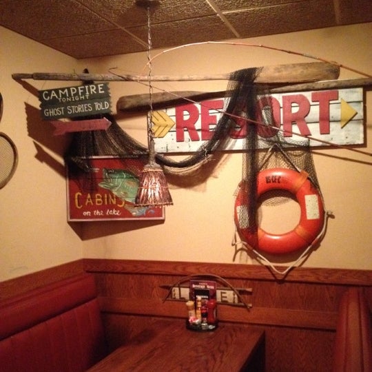 รูปภาพถ่ายที่ D. Michael B&#39;s Resort Bar and Grill โดย Ron E. เมื่อ 4/1/2012