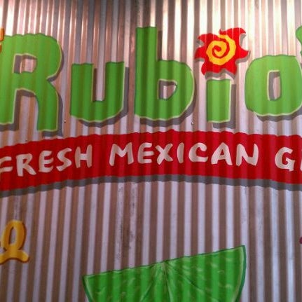 รูปภาพถ่ายที่ Rubio&#39;s Coastal Grill โดย Kevin P. เมื่อ 12/17/2011