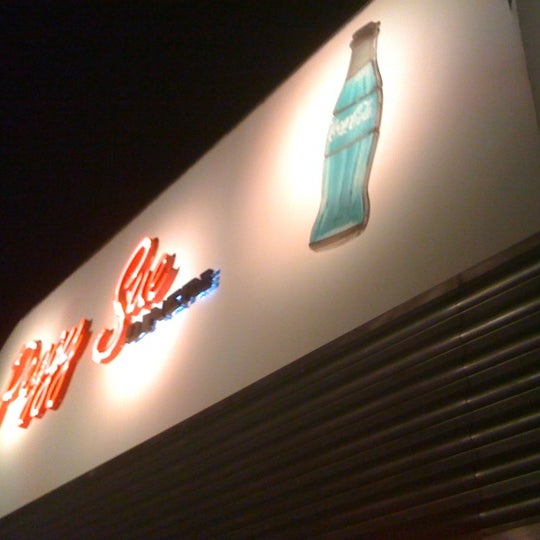 Foto diambil di Peggy&#39;s American Bar oleh Thiago C. pada 1/28/2012