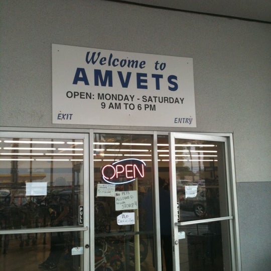 1/19/2011 tarihinde H L.ziyaretçi tarafından Amvets Thrift Store'de çekilen fotoğraf