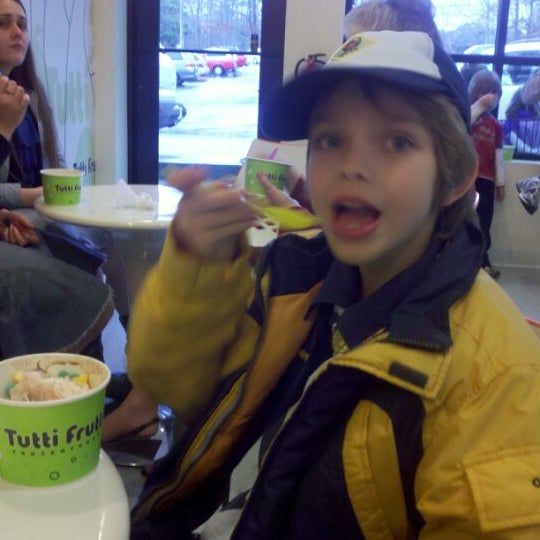 Foto tirada no(a) Tutti Frutti Frozen Yogurt por Bing H. em 1/21/2012