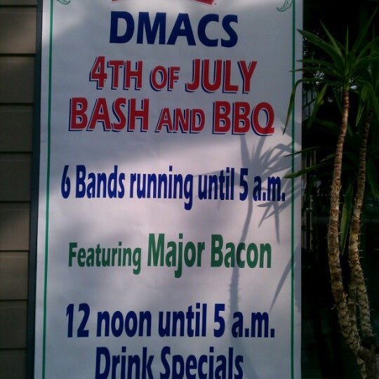 Foto diambil di Dmac&#39;s Bar &amp; Grill oleh Christopher H. pada 7/4/2012