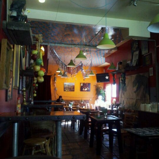 9/16/2011에 Laura H.님이 La Victoria Mexican Bakery &amp; Cafe에서 찍은 사진