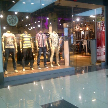 levis dlf promenade