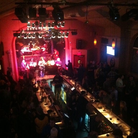 Foto scattata a Charlie Murdochs Dueling Piano Rock Show da Casey M. il 12/4/2011