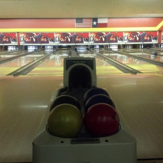 Foto diambil di Bandera Bowling Center oleh Chante R. pada 7/16/2012