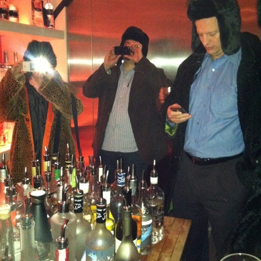 รูปภาพถ่ายที่ Nic&#39;s Martini Lounge โดย Tony D. เมื่อ 2/2/2012