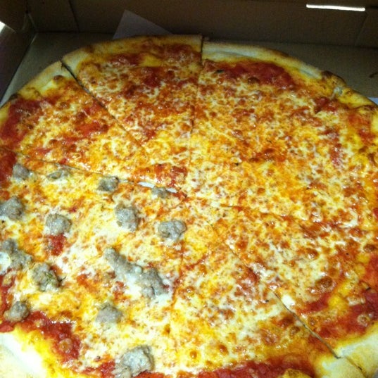 Снимок сделан в Inzillo&#39;s Pizza пользователем Rich D. 12/11/2011