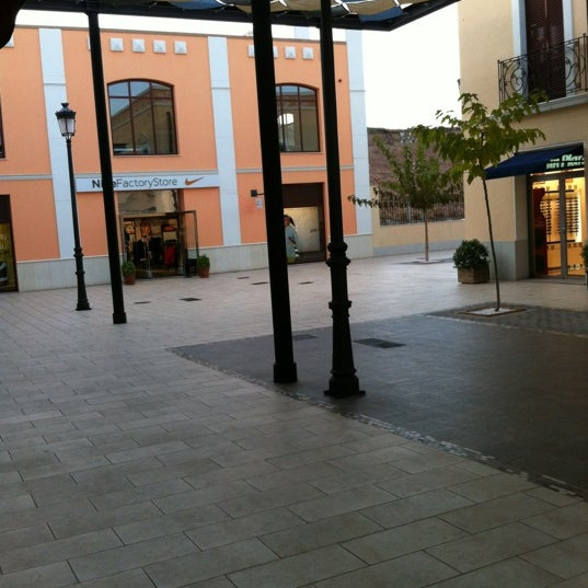 Foto scattata a La Noria Outlet Shopping da Jose M. il 10/20/2011