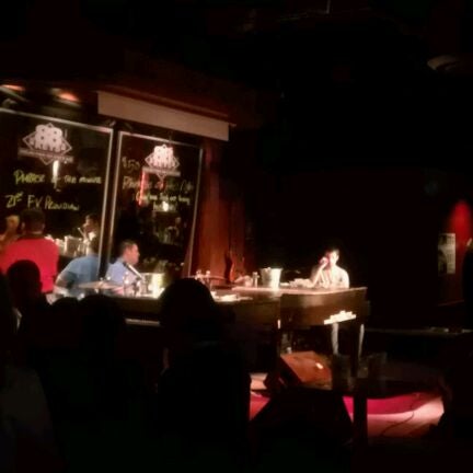 Photo prise au 88 Keys Sports Bar with Dueling Pianos par Khaleeq &quot;Big Cheese&quot; A. le5/6/2012