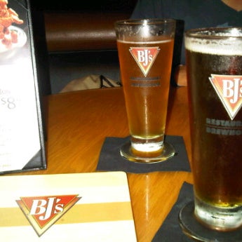 Photo taken at BJ&#39;s Restaurant &amp; Brewhouse by Tom R. on 9/13/2011