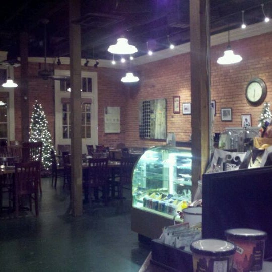 รูปภาพถ่ายที่ Senoia Coffee &amp; Cafe โดย Barbara S. เมื่อ 12/16/2011