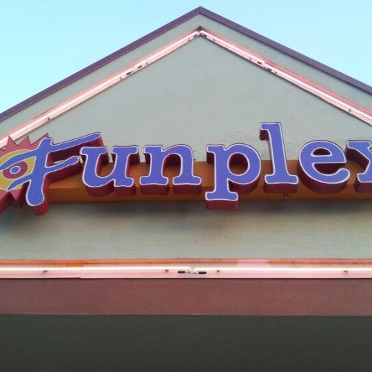 รูปภาพถ่ายที่ The Funplex โดย Stephen G. เมื่อ 7/27/2012