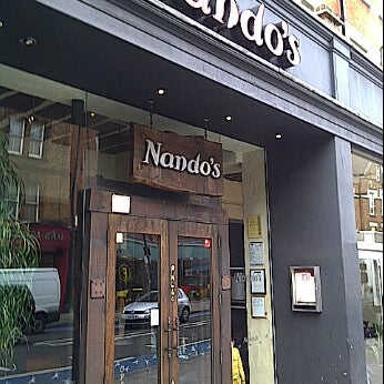รูปภาพถ่ายที่ Nando&#39;s โดย Eddie T. เมื่อ 1/20/2012