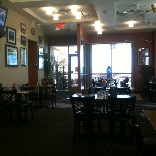 Photo prise au The Landings Restaurant &amp; Bar par Mikey H. le9/29/2011