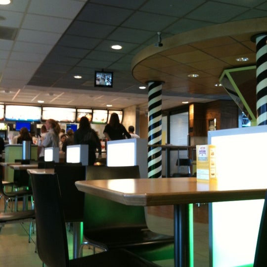 รูปภาพถ่ายที่ McDonald&#39;s โดย Rens เมื่อ 6/25/2011