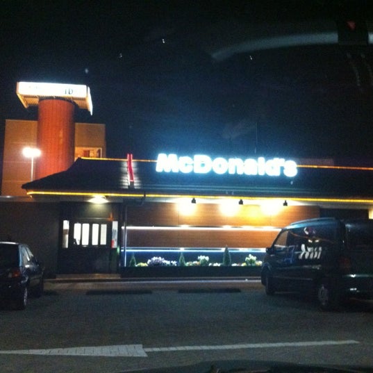Foto tirada no(a) McDonald&#39;s por Tim van E. em 4/2/2012