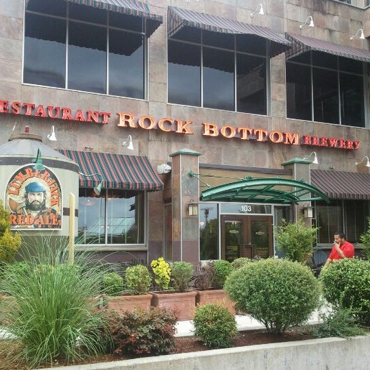 Foto scattata a Rock Bottom Restaurant &amp; Brewery da Geoff S. il 7/15/2012