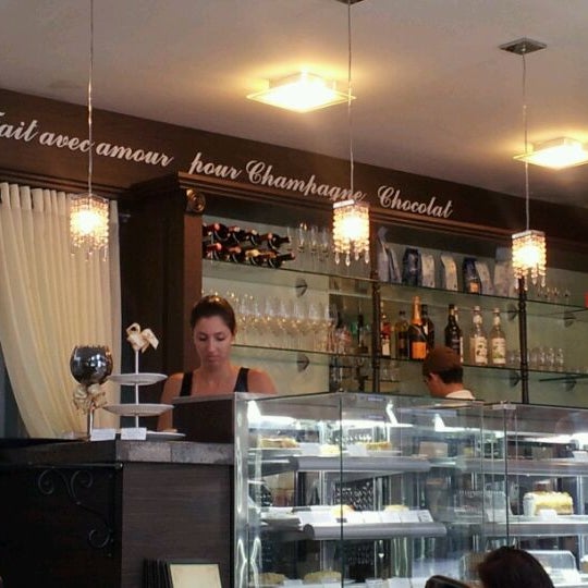 Photo taken at Champagne Chocolat Cafeteria &amp; Doceria by André M. on 3/3/2012