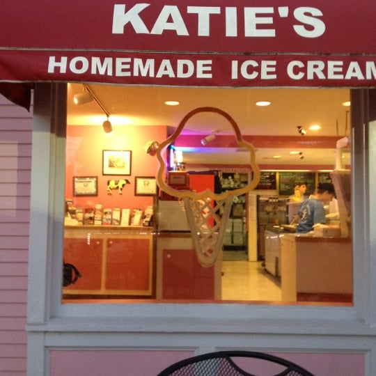 รูปภาพถ่ายที่ Katie&#39;s Homemade Ice Cream โดย Paige W. เมื่อ 7/10/2012