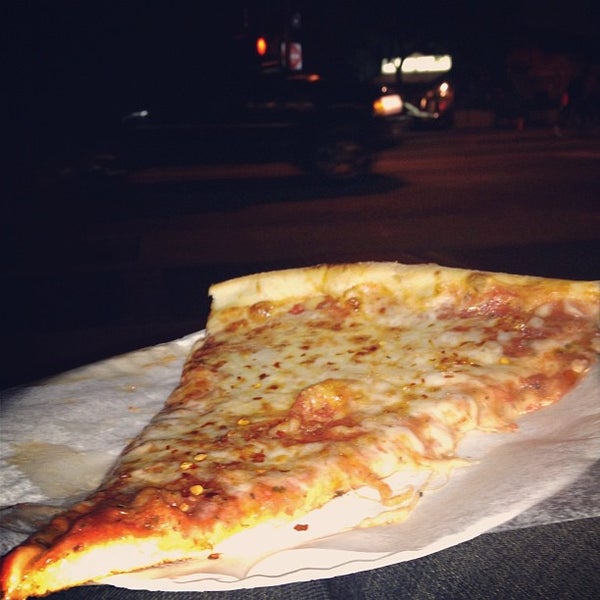 5/7/2012にJacob R.がNot Ray&#39;s Pizzaで撮った写真