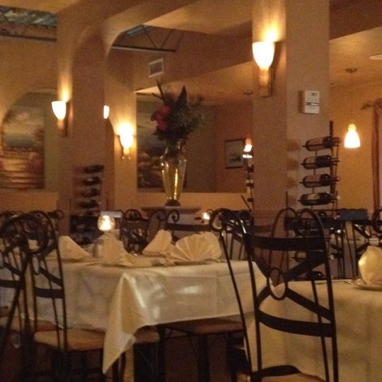 Foto tirada no(a) Bellini&#39;s Italian Cafe and Pizza por Clayton H. em 10/25/2011