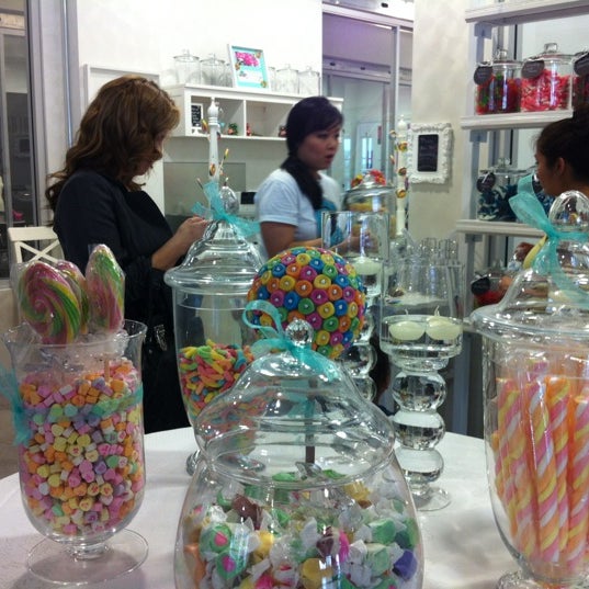Das Foto wurde bei B Sweet Candy Boutique at The Market LV von Avel (BatteryMan) U. am 7/30/2012 aufgenommen