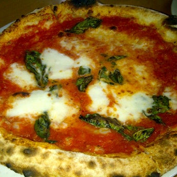 3/24/2012 tarihinde Jeremy T.ziyaretçi tarafından Pizzeria Ortica'de çekilen fotoğraf
