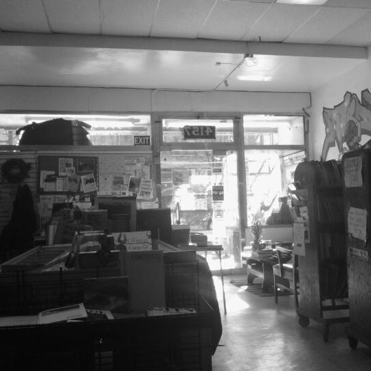 Foto scattata a Word Up: Community Bookshop/Libreria da Emmanuel A. il 3/11/2012
