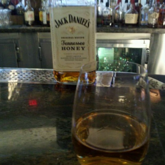 Foto tomada en Double Helix Wine &amp; Whiskey Lounge  por EJ C. el 6/5/2012