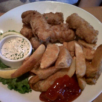 Photo taken at BJ&#39;s Restaurant &amp; Brewhouse by B.j. H. on 7/6/2011