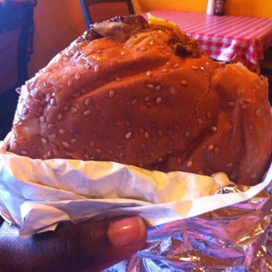 10/15/2011にMakedaがCarytown Burgers &amp; Friesで撮った写真