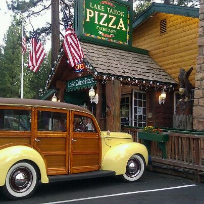 Снимок сделан в Lake Tahoe Pizza Company пользователем Thom P. 8/1/2011