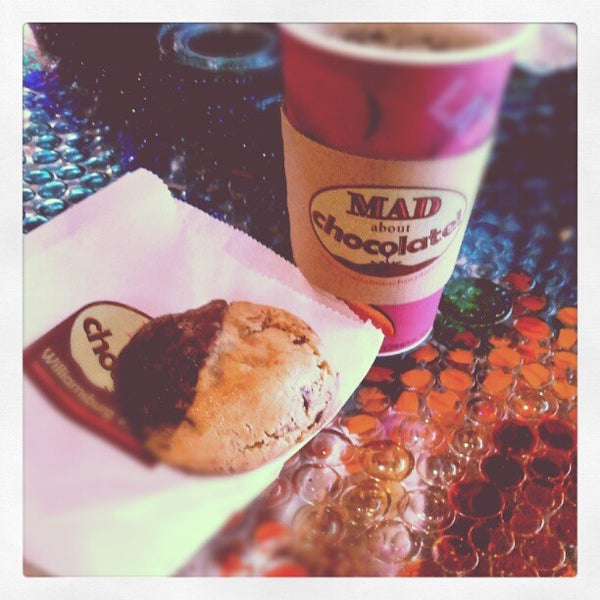 Das Foto wurde bei Mad About Chocolate von Rachel F. am 5/30/2012 aufgenommen