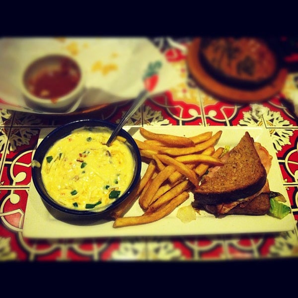 Photo taken at Chili&#39;s Grill &amp; Bar by Nicole M. on 2/13/2012