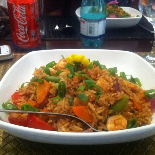 O arroz frito de camarão é delicioso, mas o curry verde e a lula recheada de lombo ao curry são os melhores da casa.