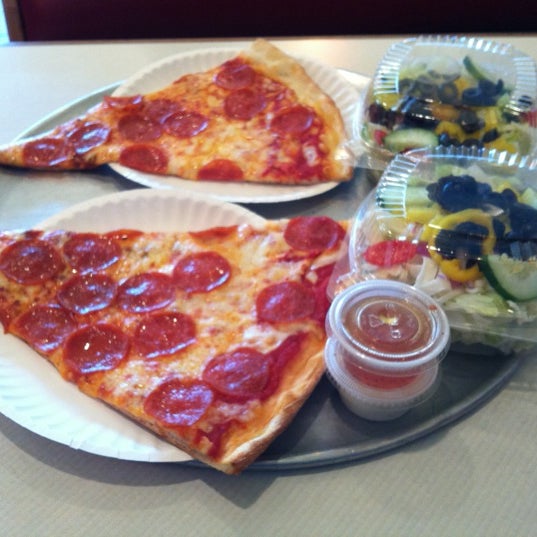 Foto scattata a Mario&#39;s Pizza da Scott W. il 10/30/2011