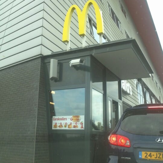 รูปภาพถ่ายที่ McDonald&#39;s โดย Stefan d. เมื่อ 7/3/2012