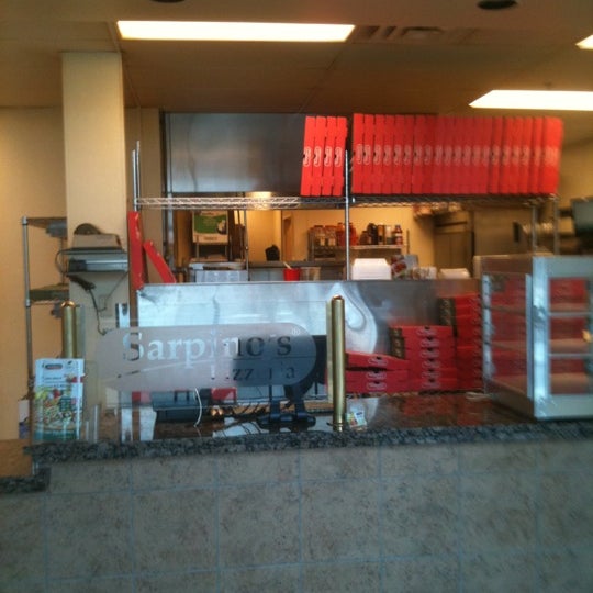 Foto tirada no(a) Sarpino&#39;s Pizza por Leon I. em 7/17/2011